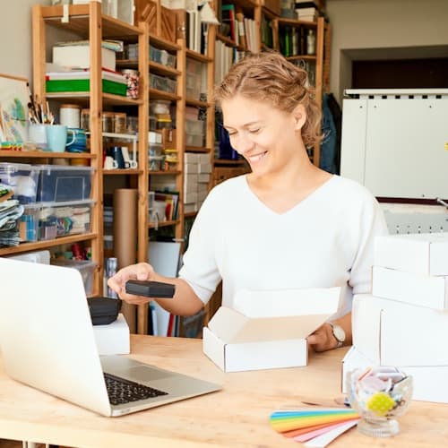 Mujer gestionando tienda online