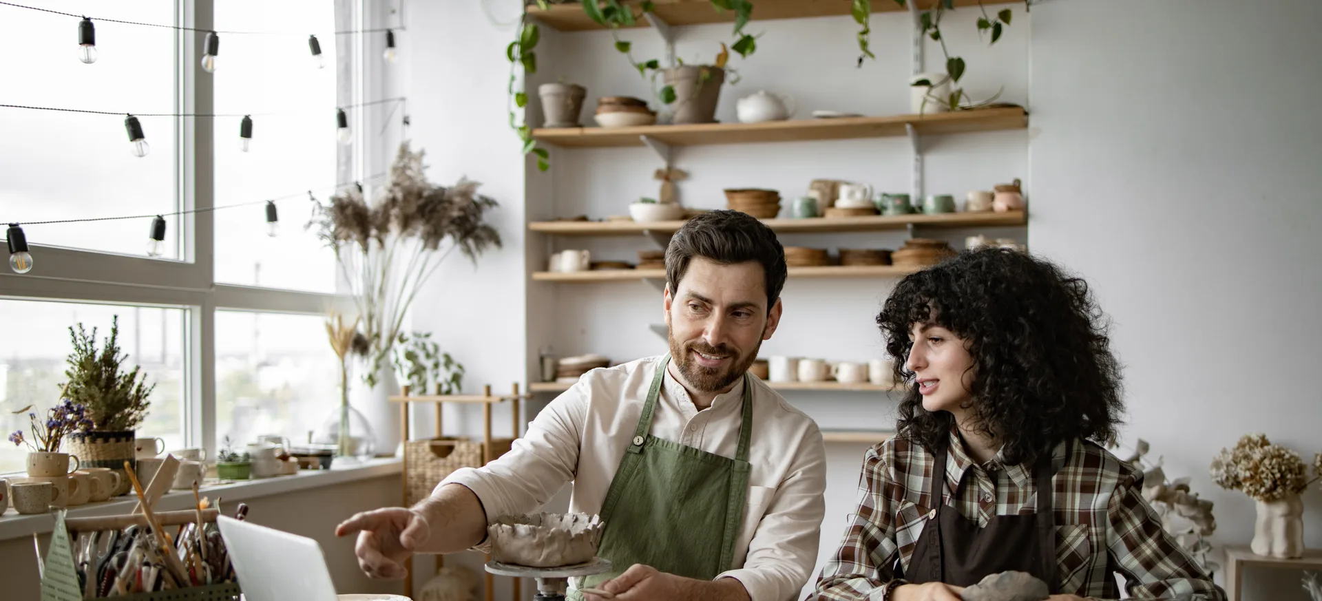 Dos profesionales de un pequeño negocio trabajando juntos en su presencia digital